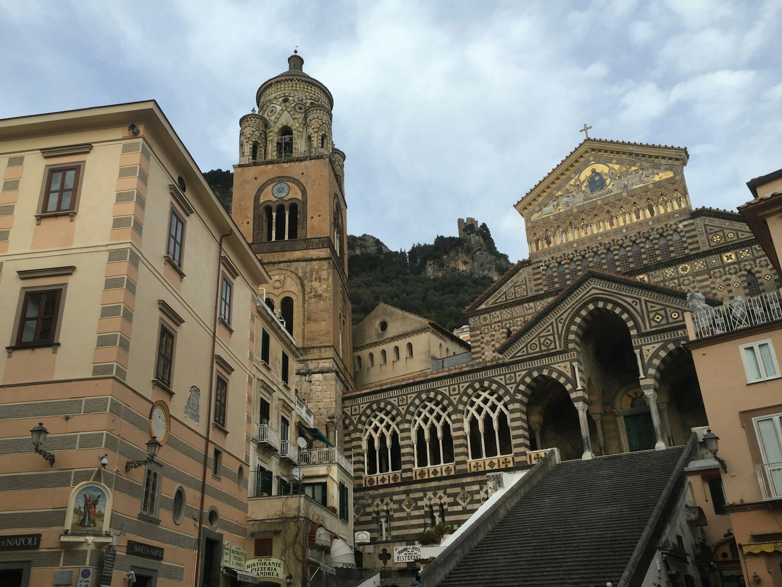 Bella architettura di Amalfi con cielo nuvoloso