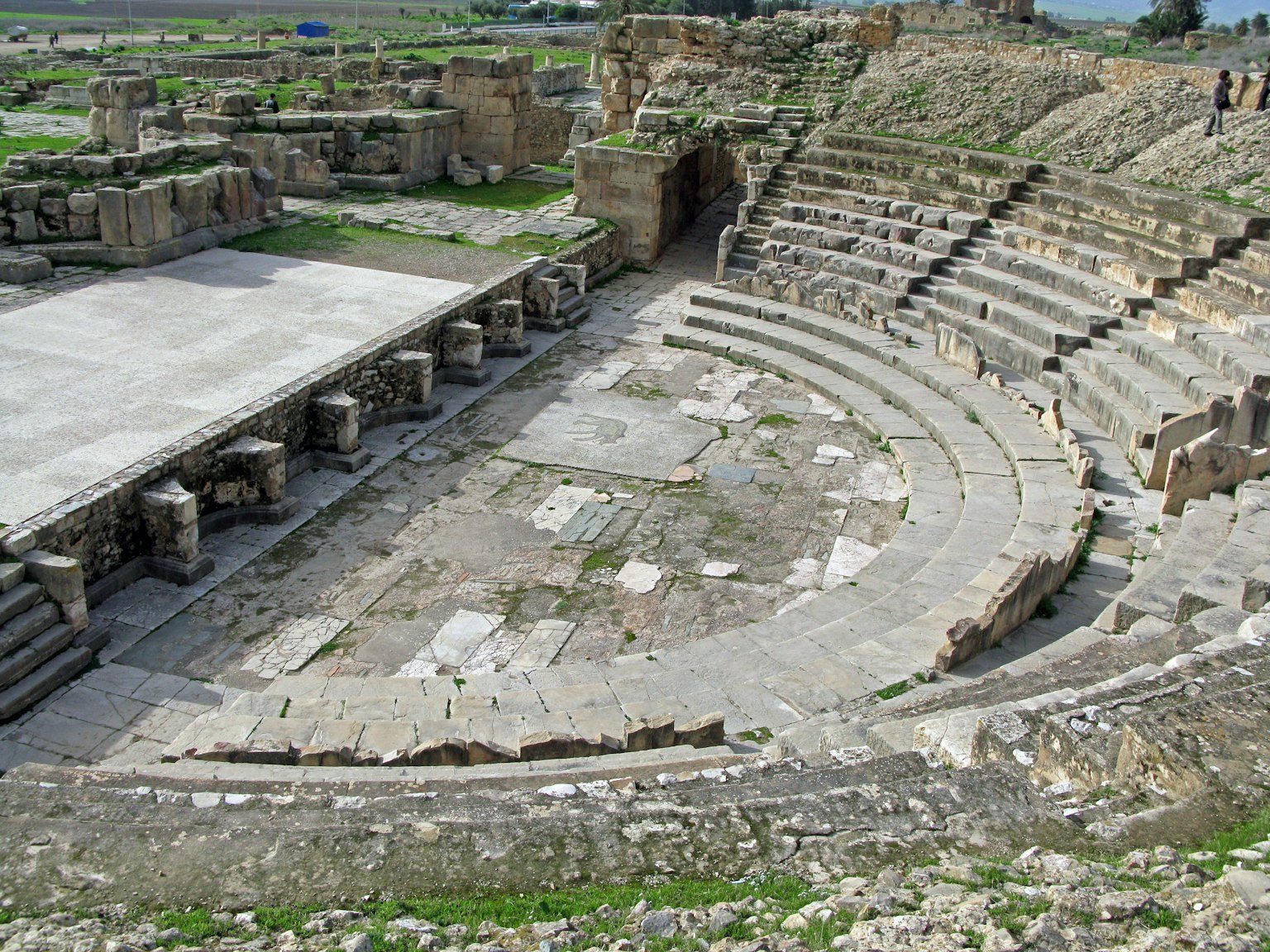 Rovine di un antico teatro con sedili e palcoscenico