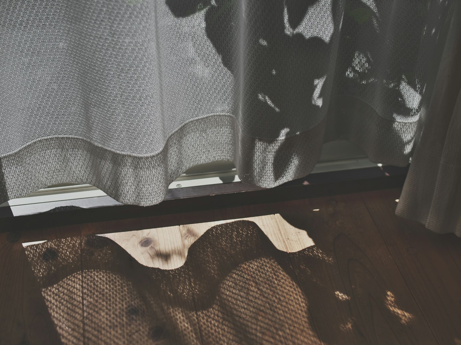 Sombras y patrones en el suelo creados por cortinas