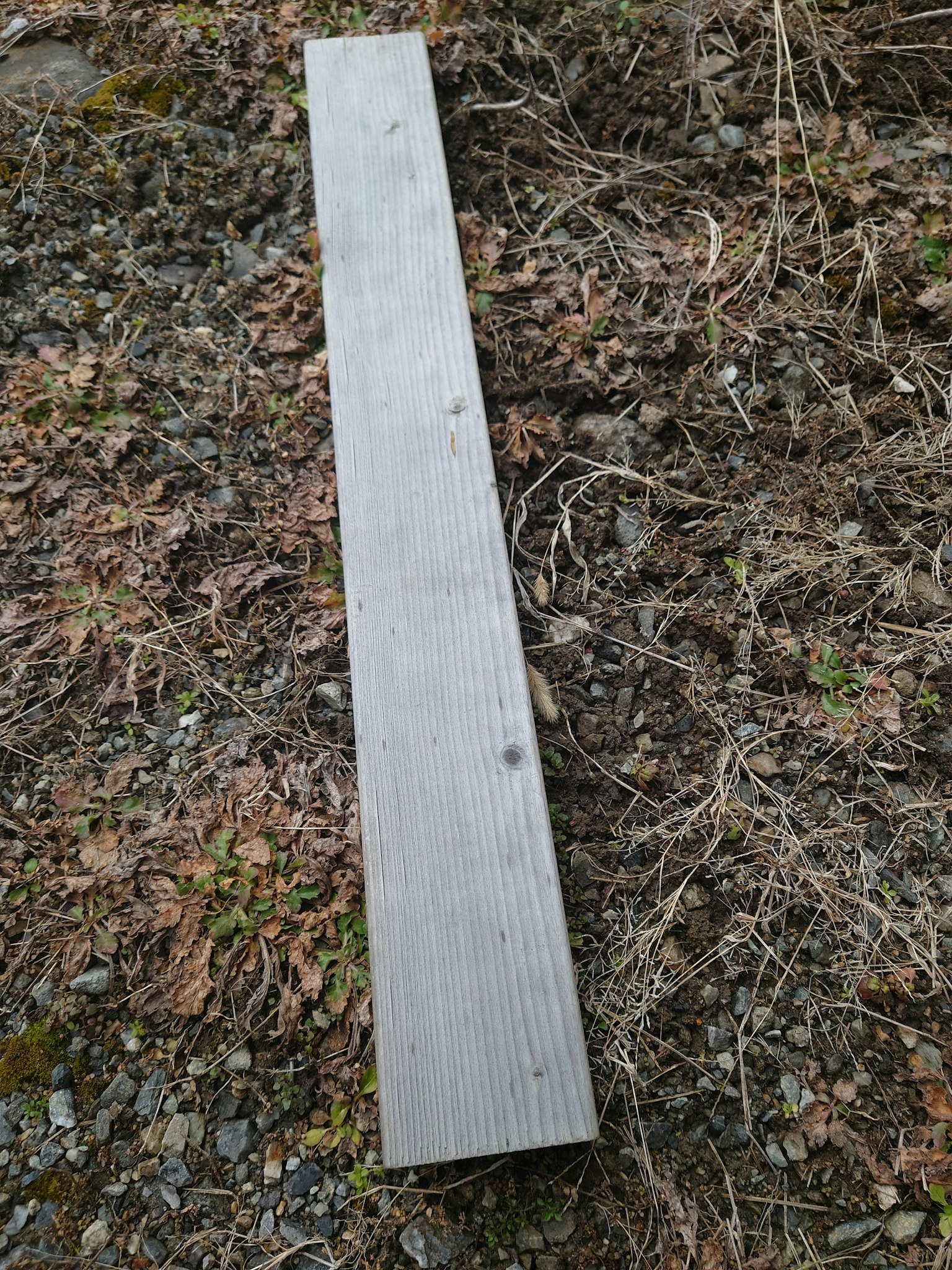 Una tabla de madera en el suelo