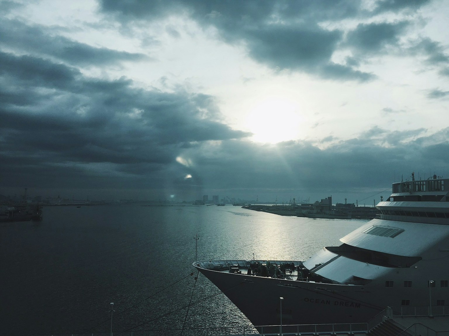 豪華郵輪在陰雲密布的天空下平靜的海面上