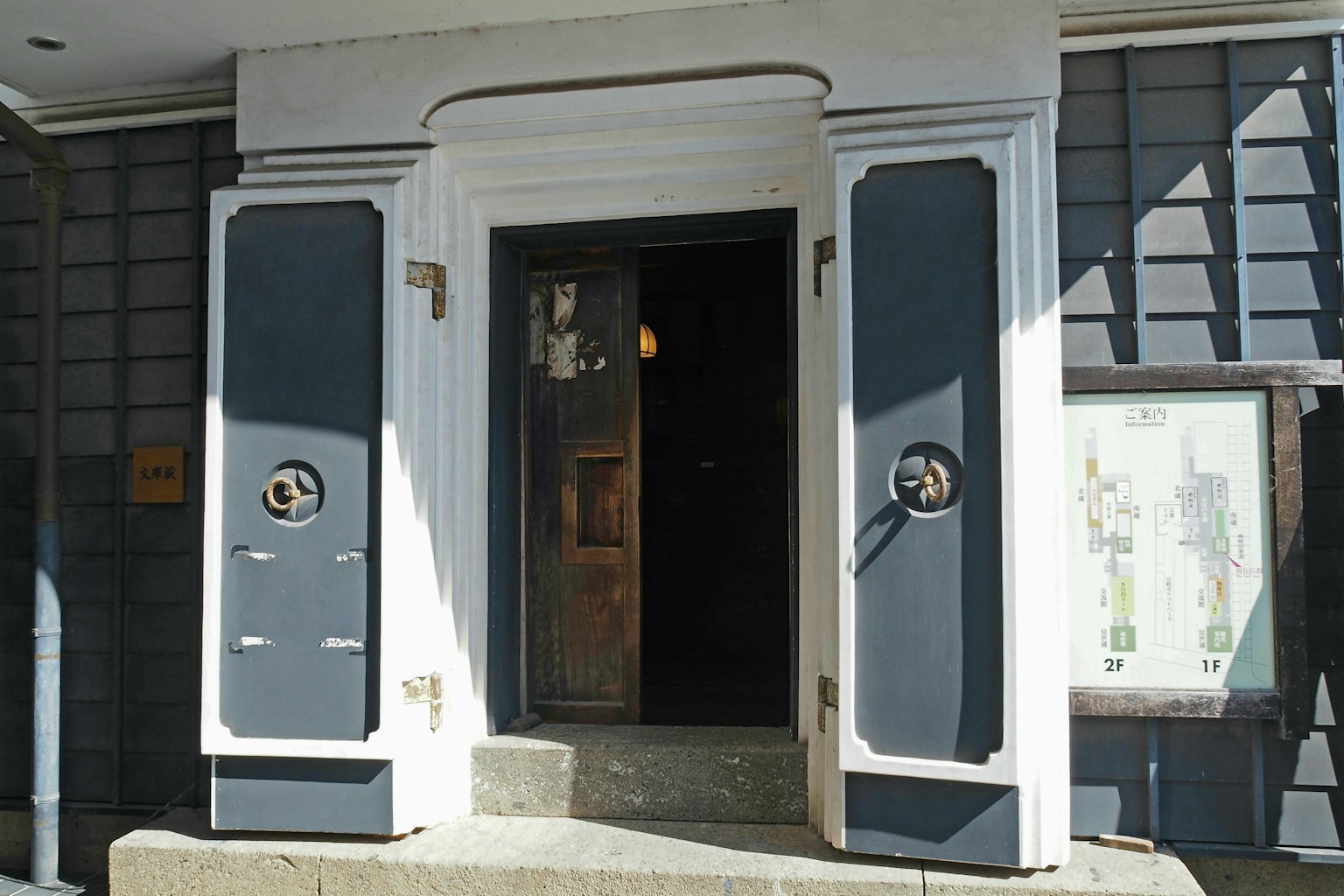 독특한 파란색 문이 있는 오래된 건물의 입구