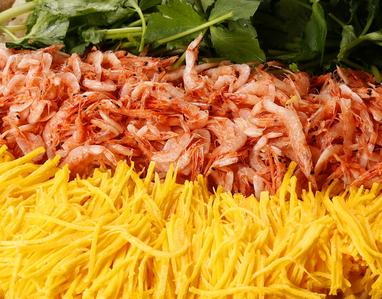 Arreglo colorido de camarones y verduras ralladas