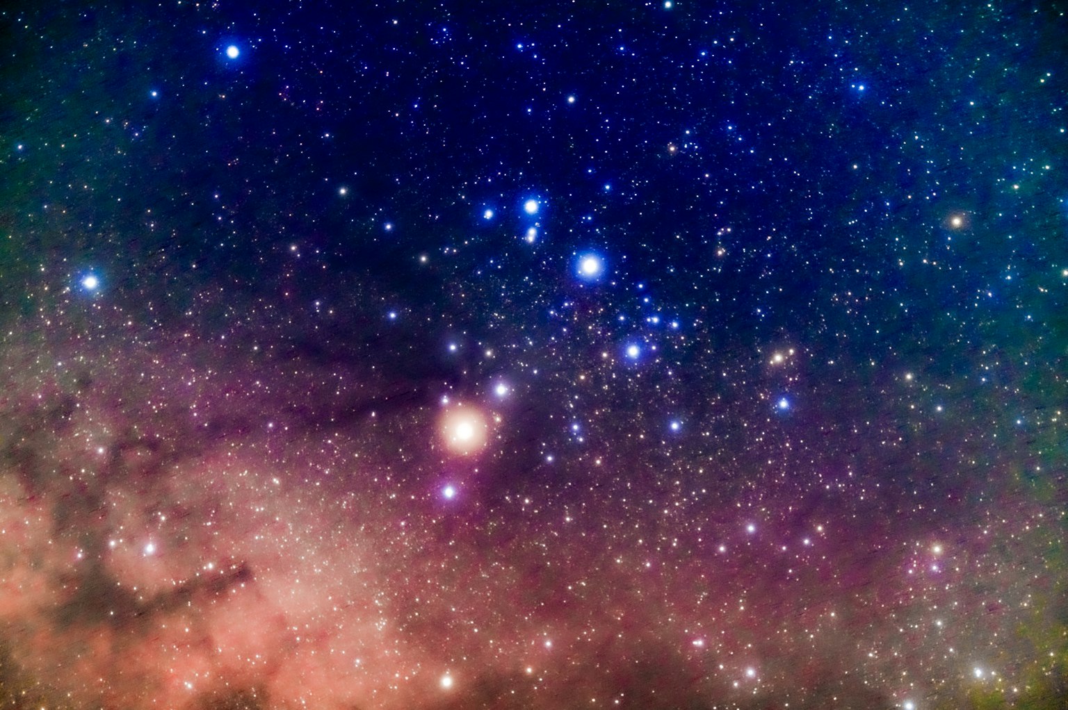 Cielo notturno vibrante pieno di stelle scintillanti e galassia colorata