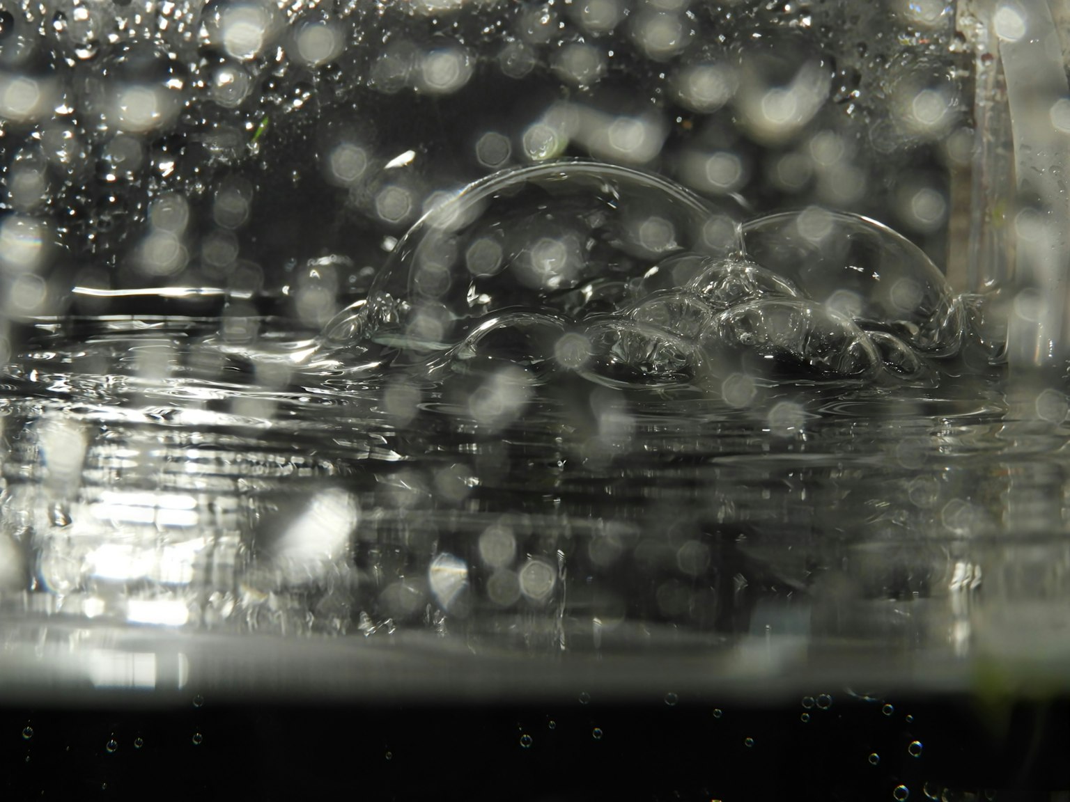 Imagen en primer plano de burbujas que se propagan en la superficie del agua