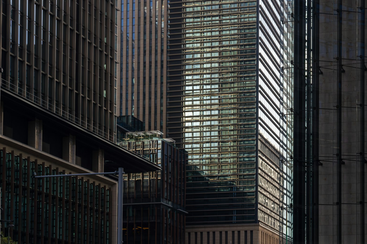 Gros plan sur des gratte-ciels montrant une architecture moderne et des reflets