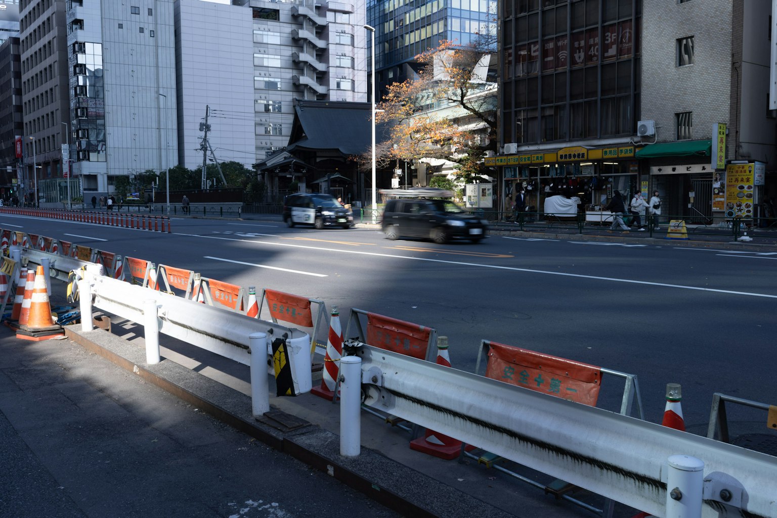 도쿄 시내의 일부를 보여주는 이미지 도로 공사와 교통 장벽이 보임