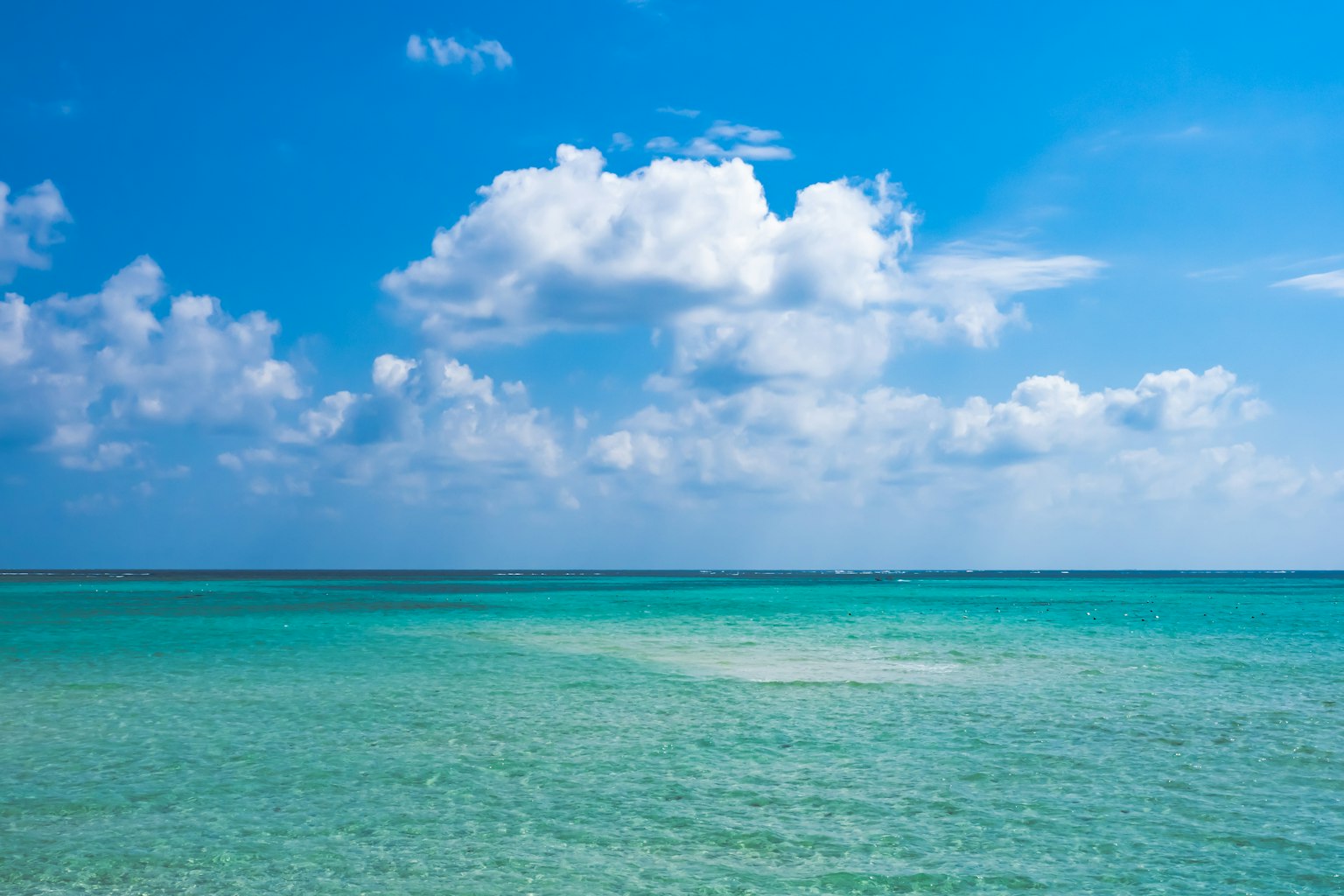 Hermosa vista del océano azul y nubes blancas