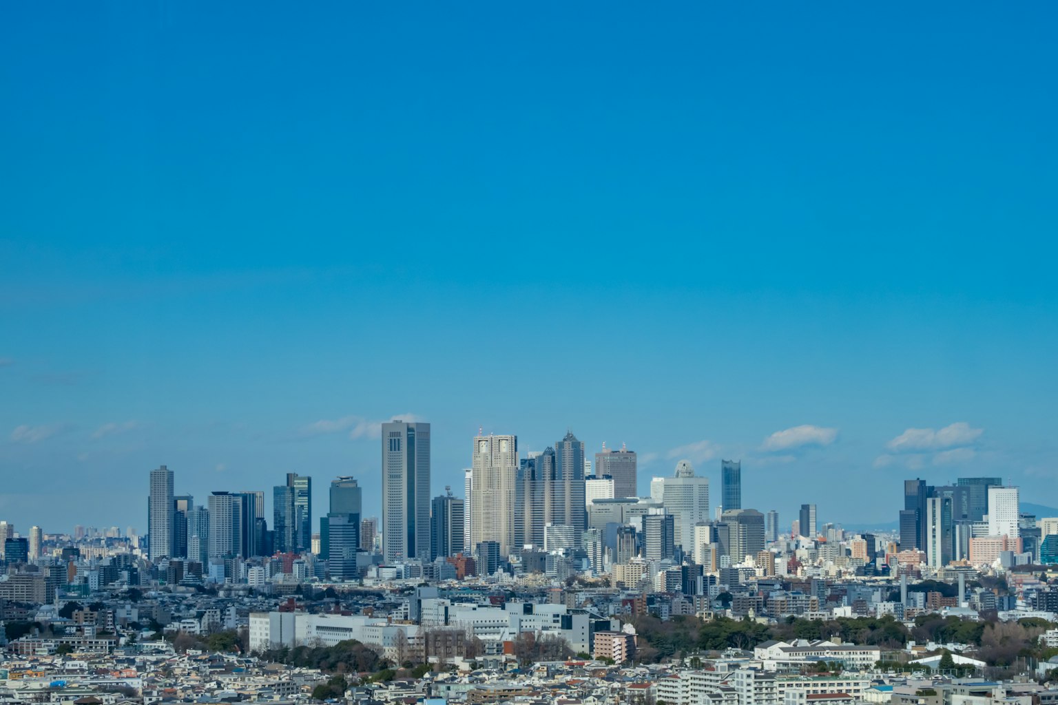 Horizonte de Tokio con rascacielos y cielo azul claro