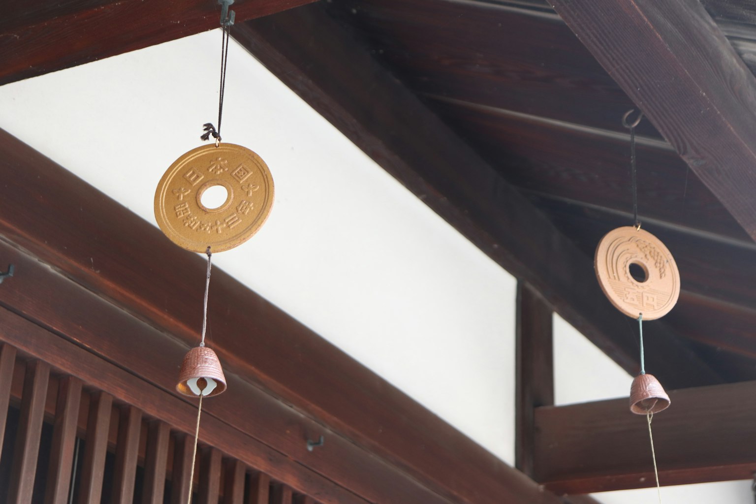 Mái nhà truyền thống Nhật Bản với chuông gió bằng gỗ và chuông gốm