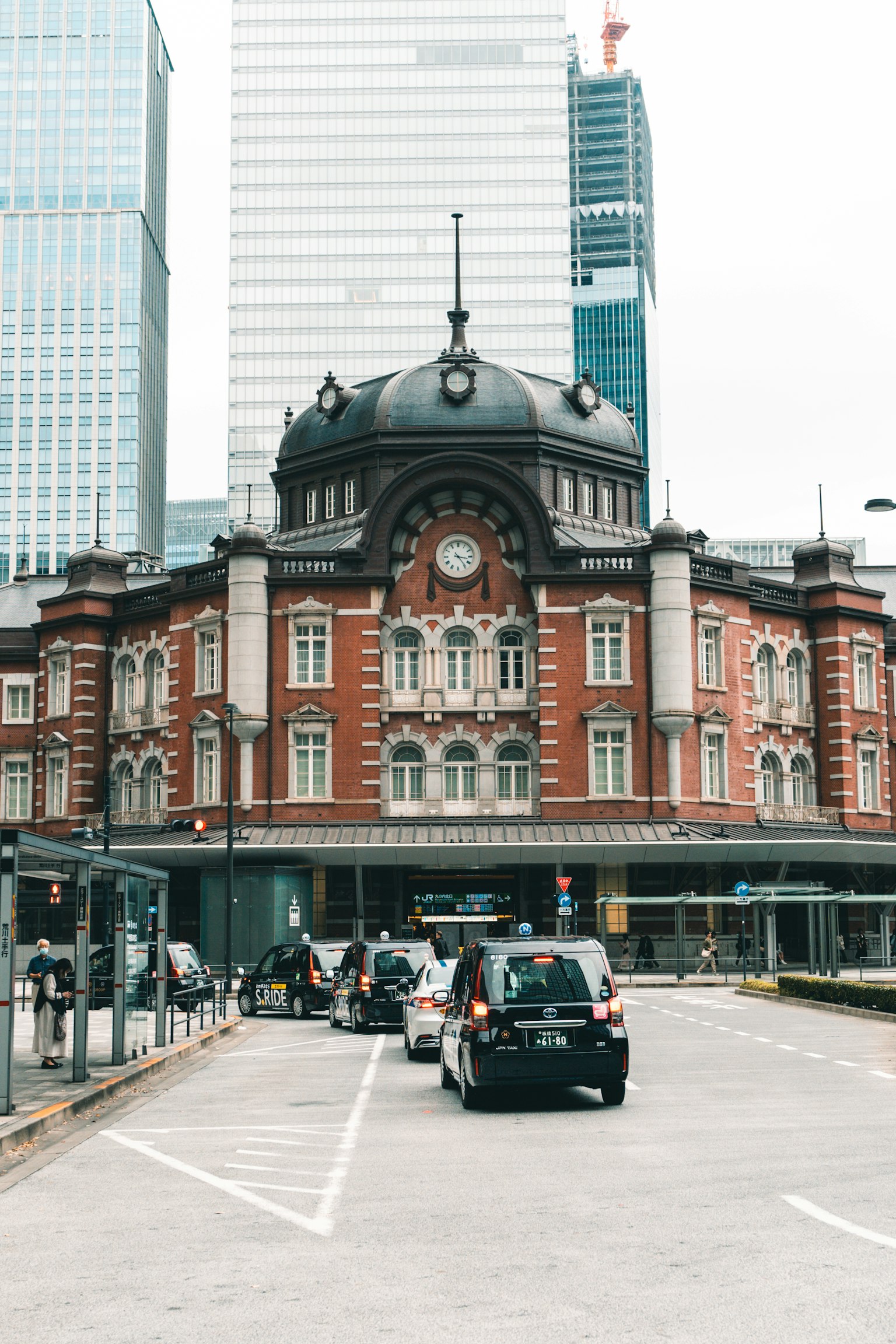Tòa nhà lịch sử ga Tokyo với các tòa nhà chọc trời hiện đại ở nền
