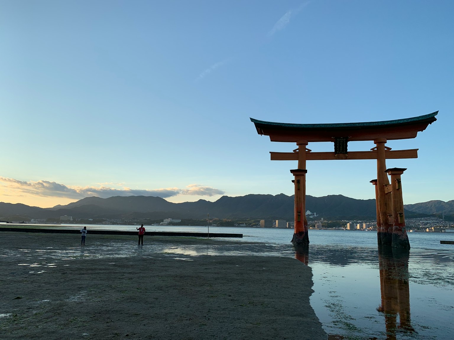 Cổng Torii đứng trong biển với phông nền hoàng hôn đẹp