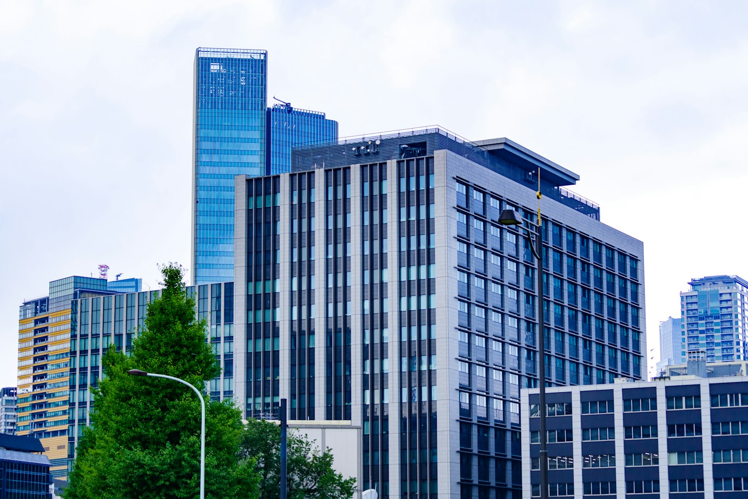 現代城市景觀，展示現代建築與綠化