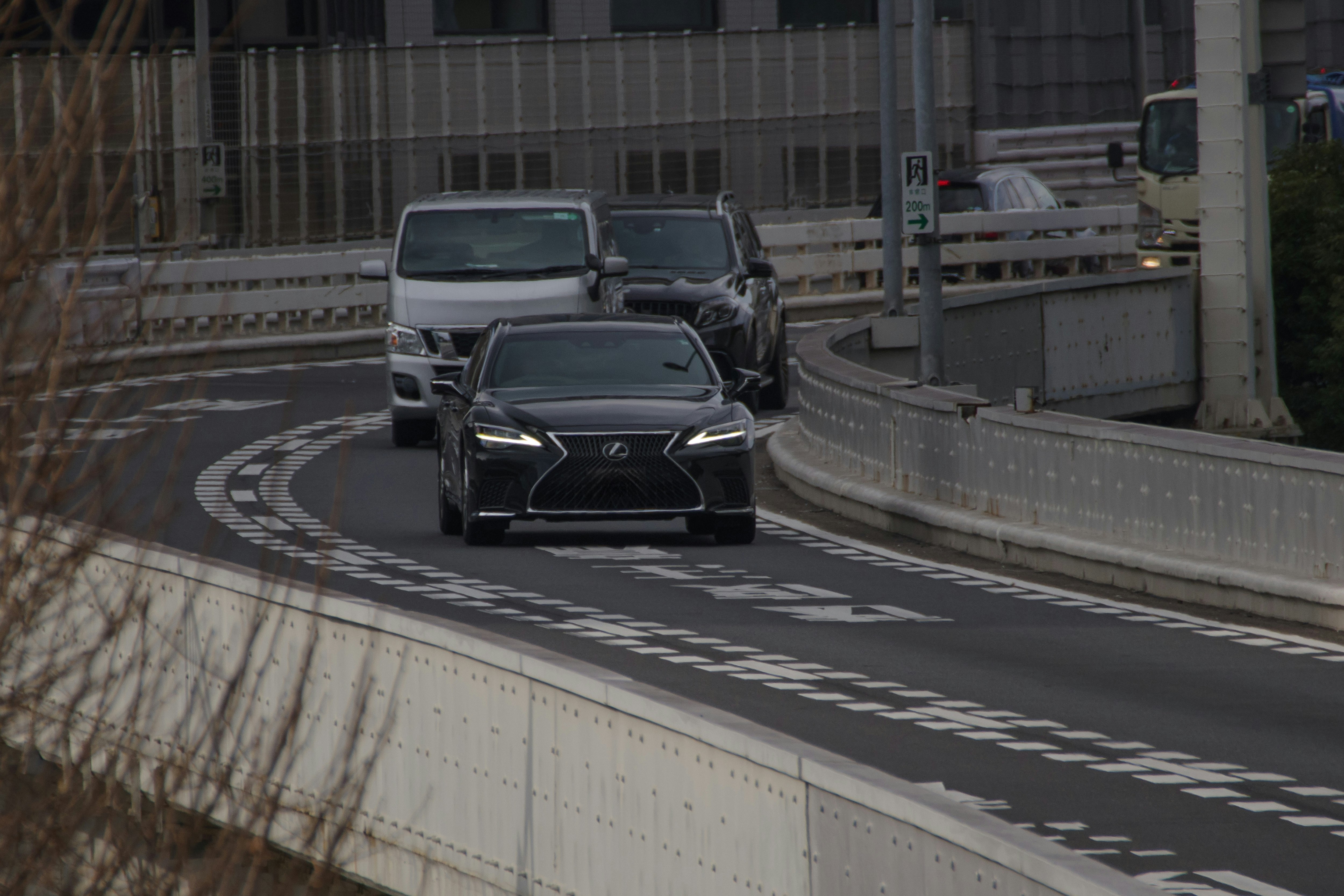 Une file de voitures LEXUS et TOYOTA roulant sur une autoroute