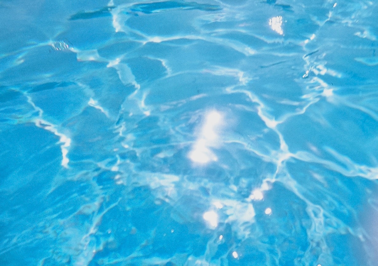 青い水面に広がる波のきらめき