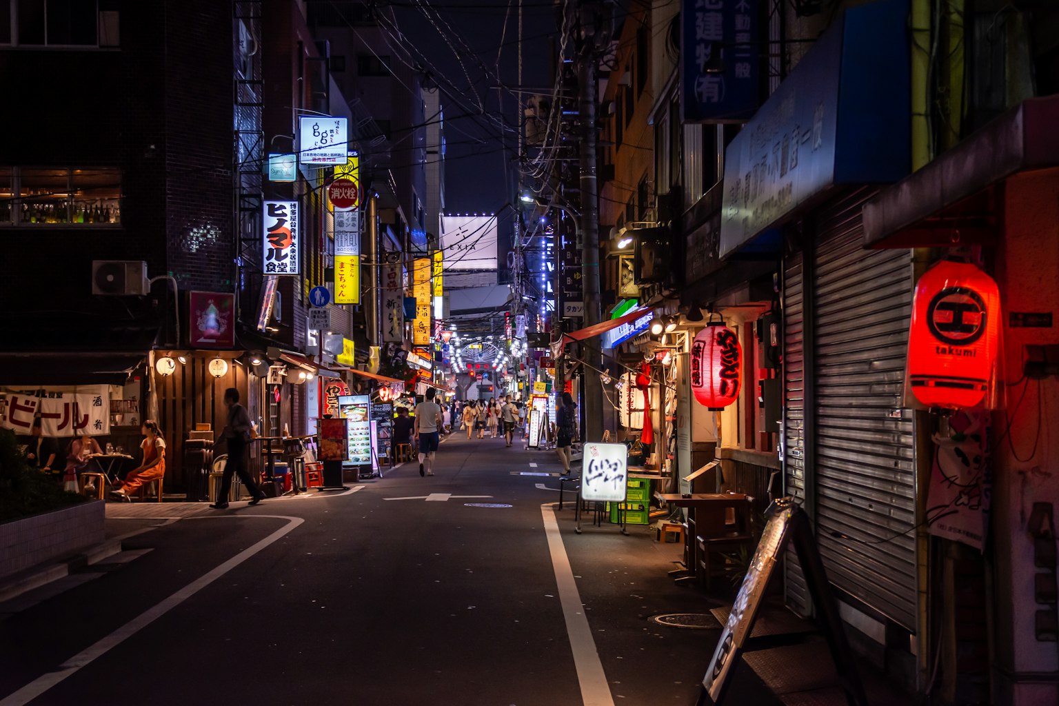 夜晚的街道兩旁是餐廳和霓虹燈招牌