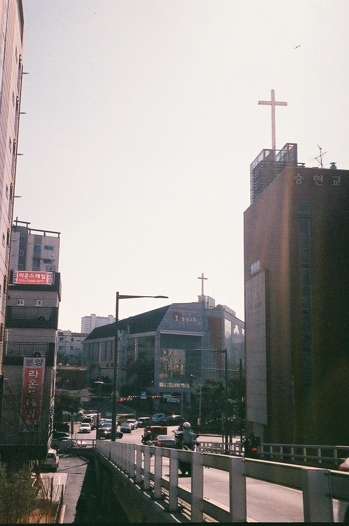 川沿いの高架道路と教会のある都市風景