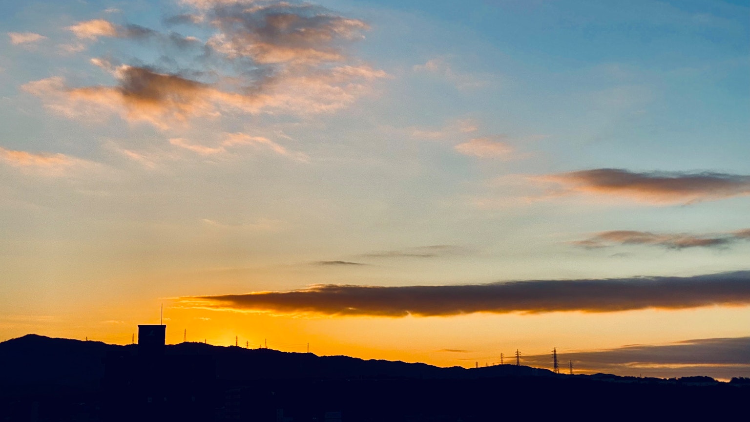 Bellissimo cielo al tramonto con montagne in silhouette