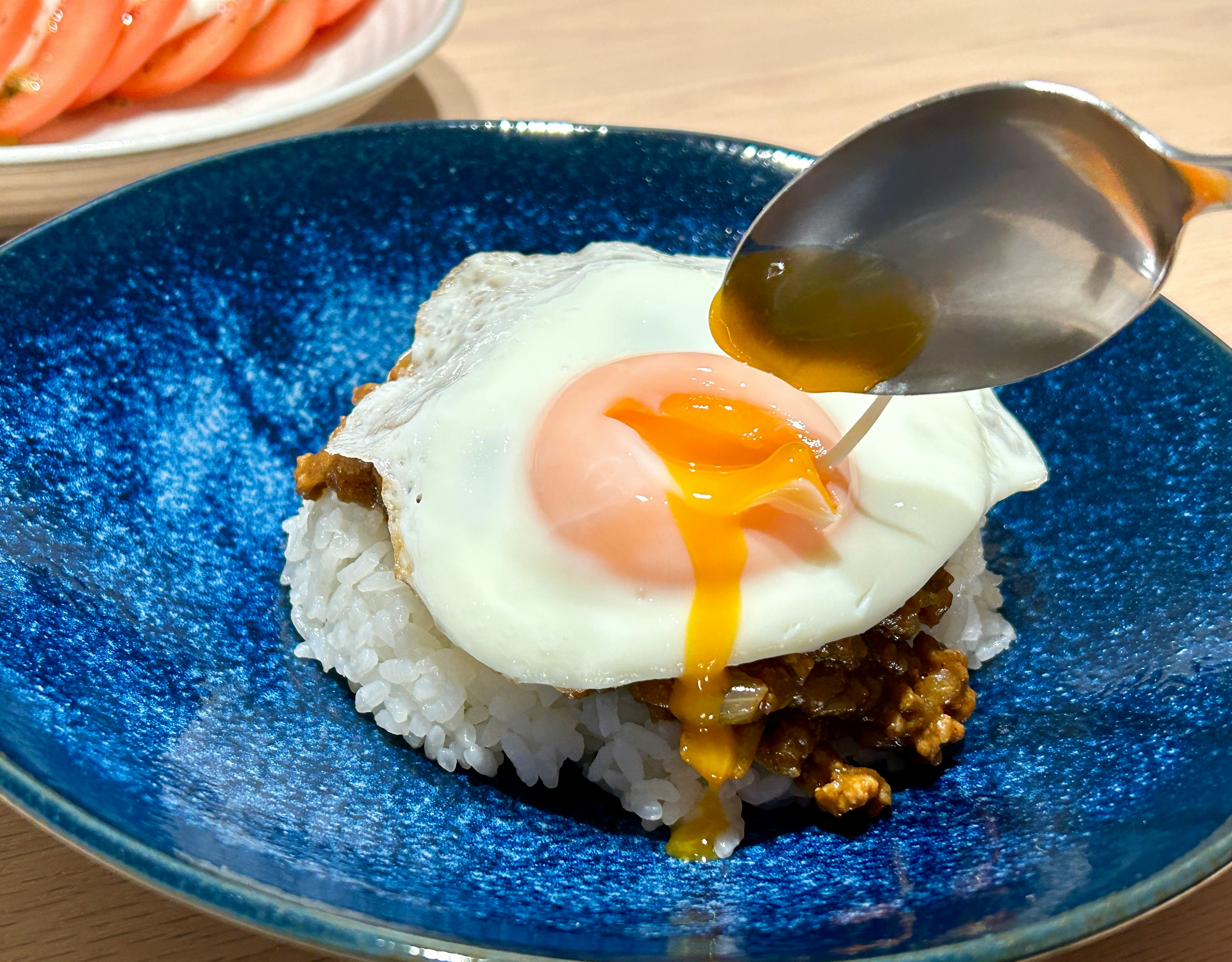 とろーり半熟卵のドライカレー添え