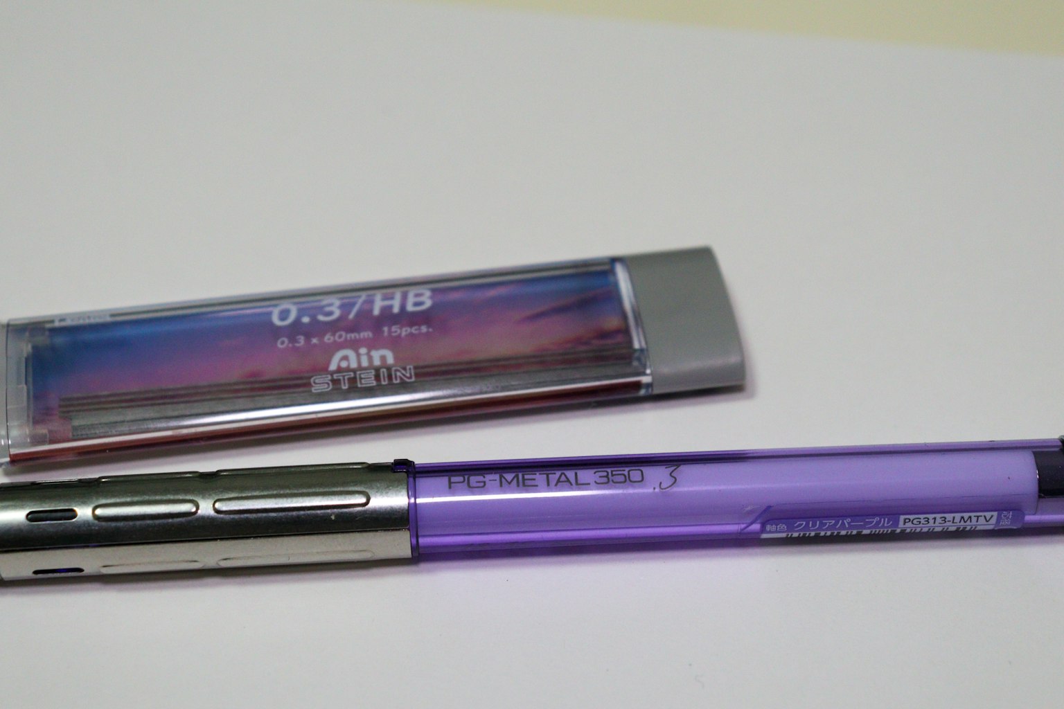 Image d'un stylo violet et d'un étui transparent