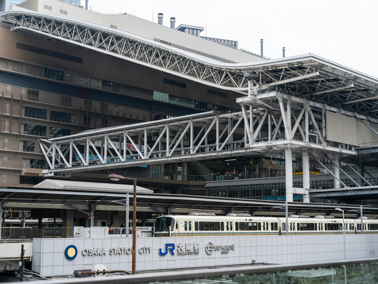 Arsitektur modern Stasiun Osaka dengan platform kereta