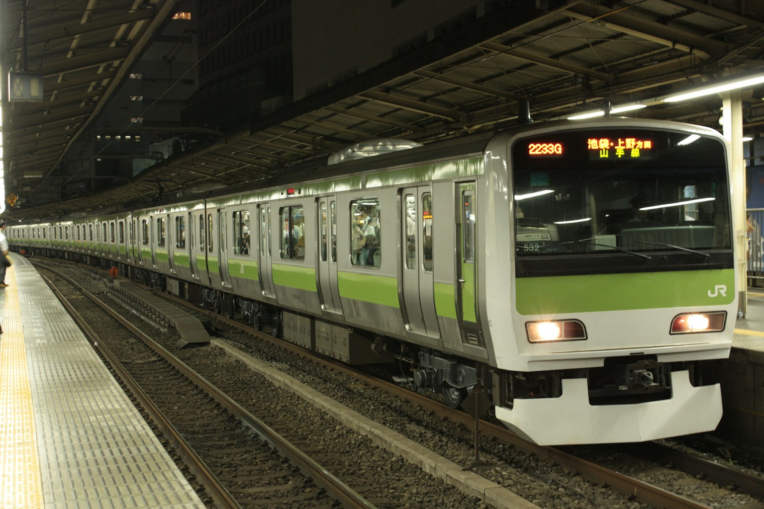 夜間在車站停靠的綠色列車