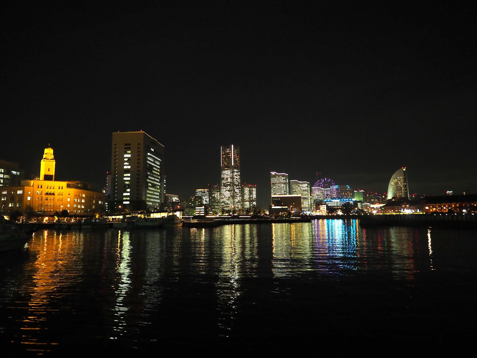 Hermosa vista nocturna del horizonte de Yokohama reflejada en el agua