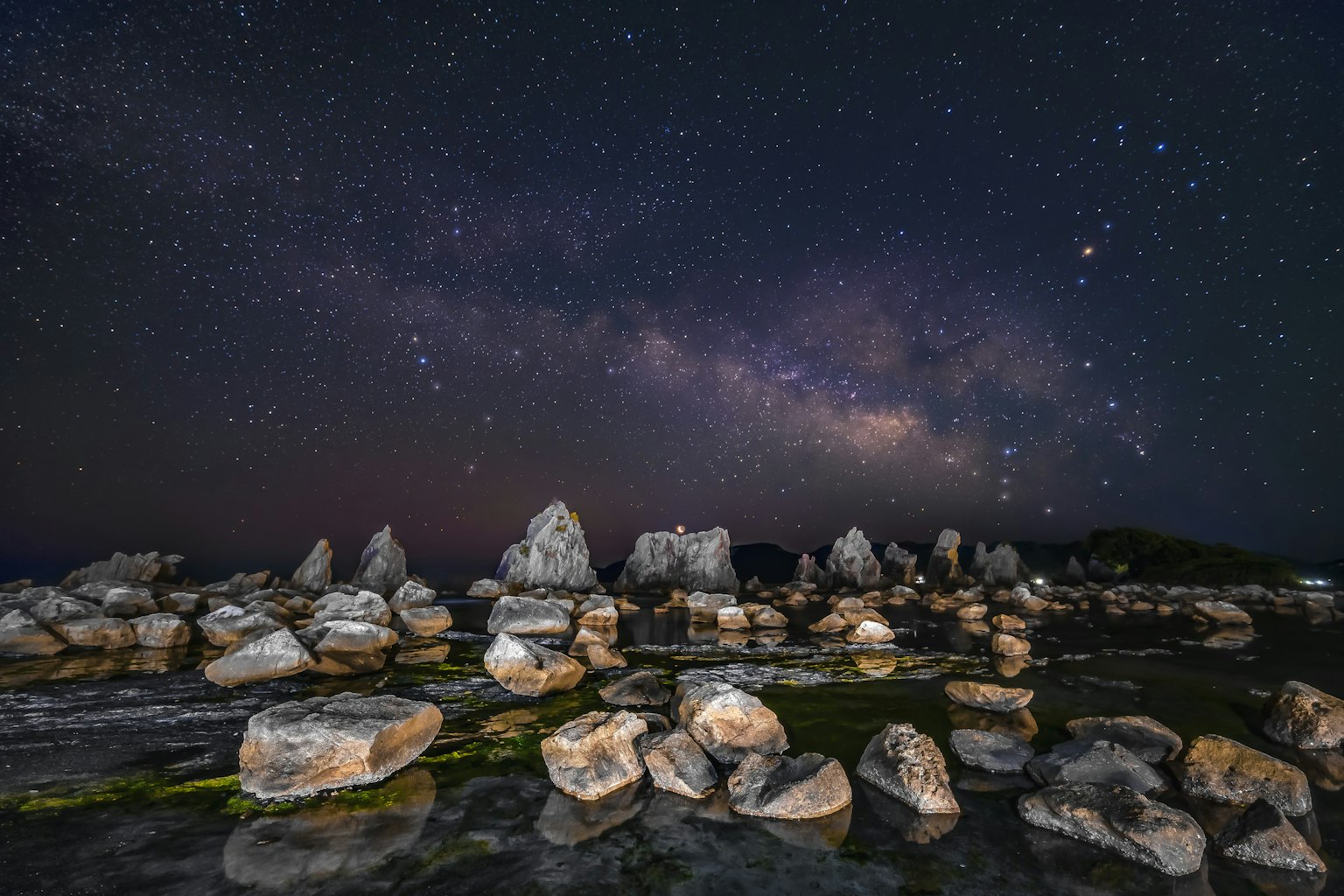 夜空中星河与岩石景观
