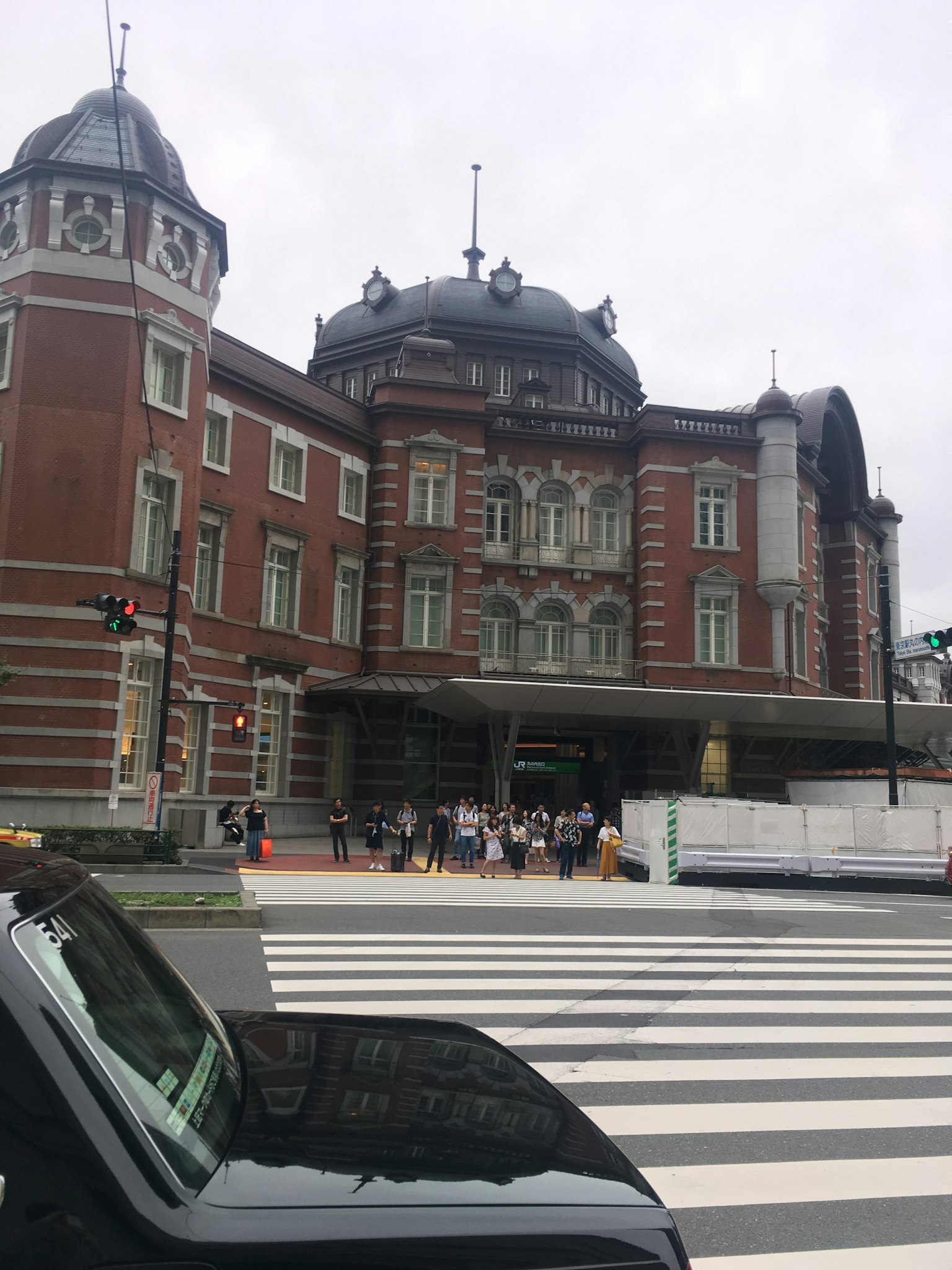 Bangunan bersejarah Stasiun Tokyo dengan pemandangan sekitar