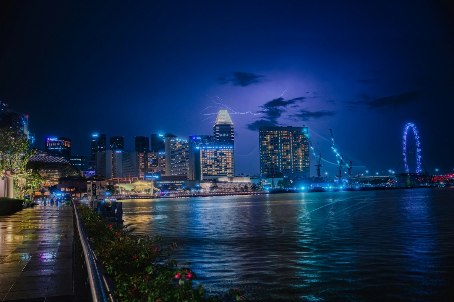 夜のシンガポールのスカイラインと川の景色 雷の光が映える