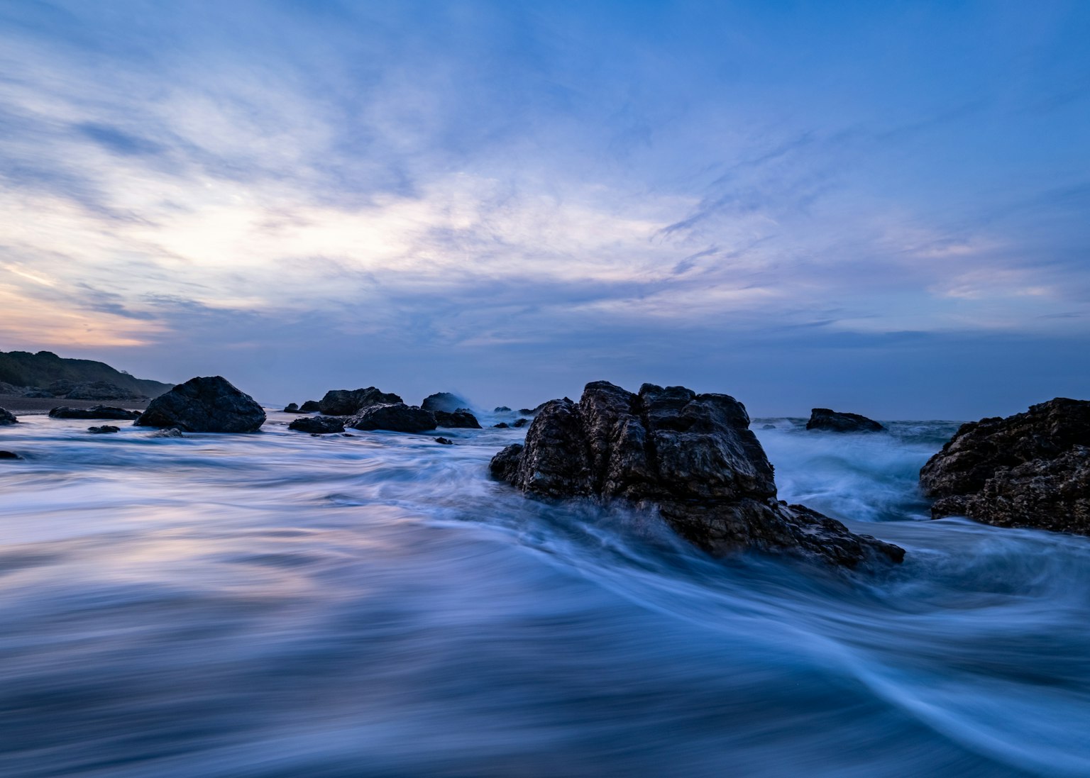 宁静的海景与岩石形成宁静的蓝天和流动的波浪