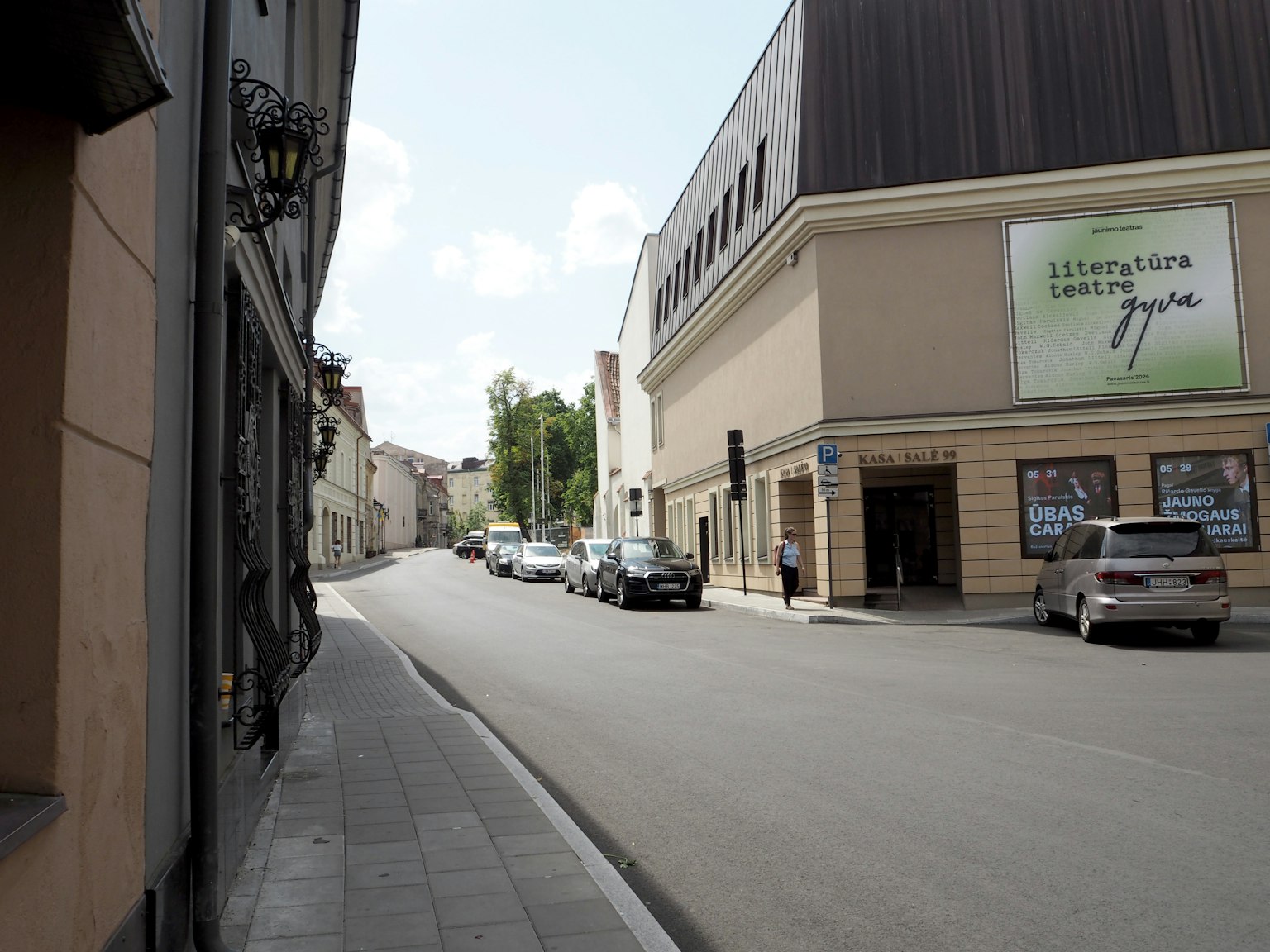 Enge Straße mit Gebäuden und geparkten Autos