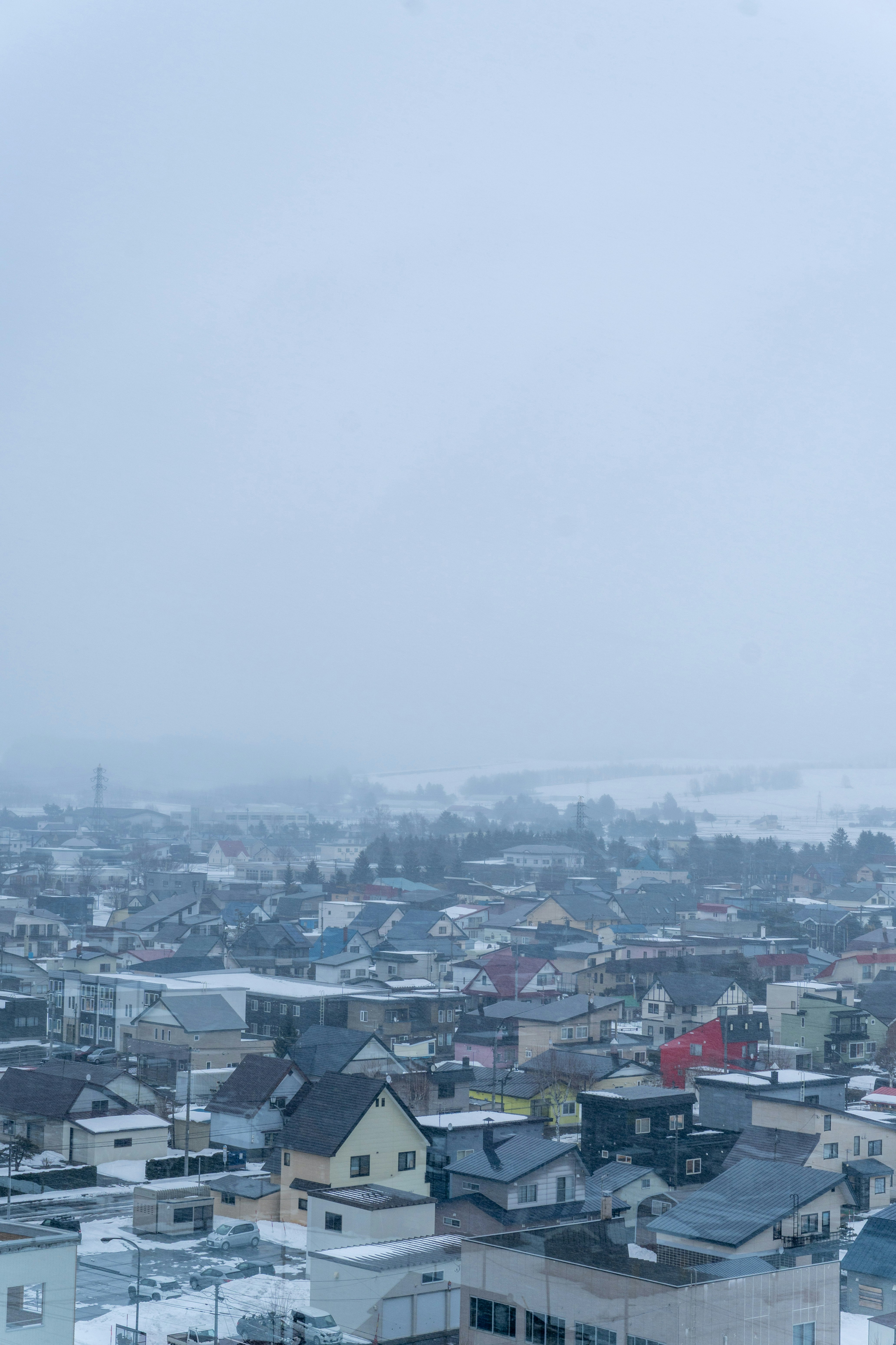 霧のかかった郊外の住宅街を見下ろす眺め
