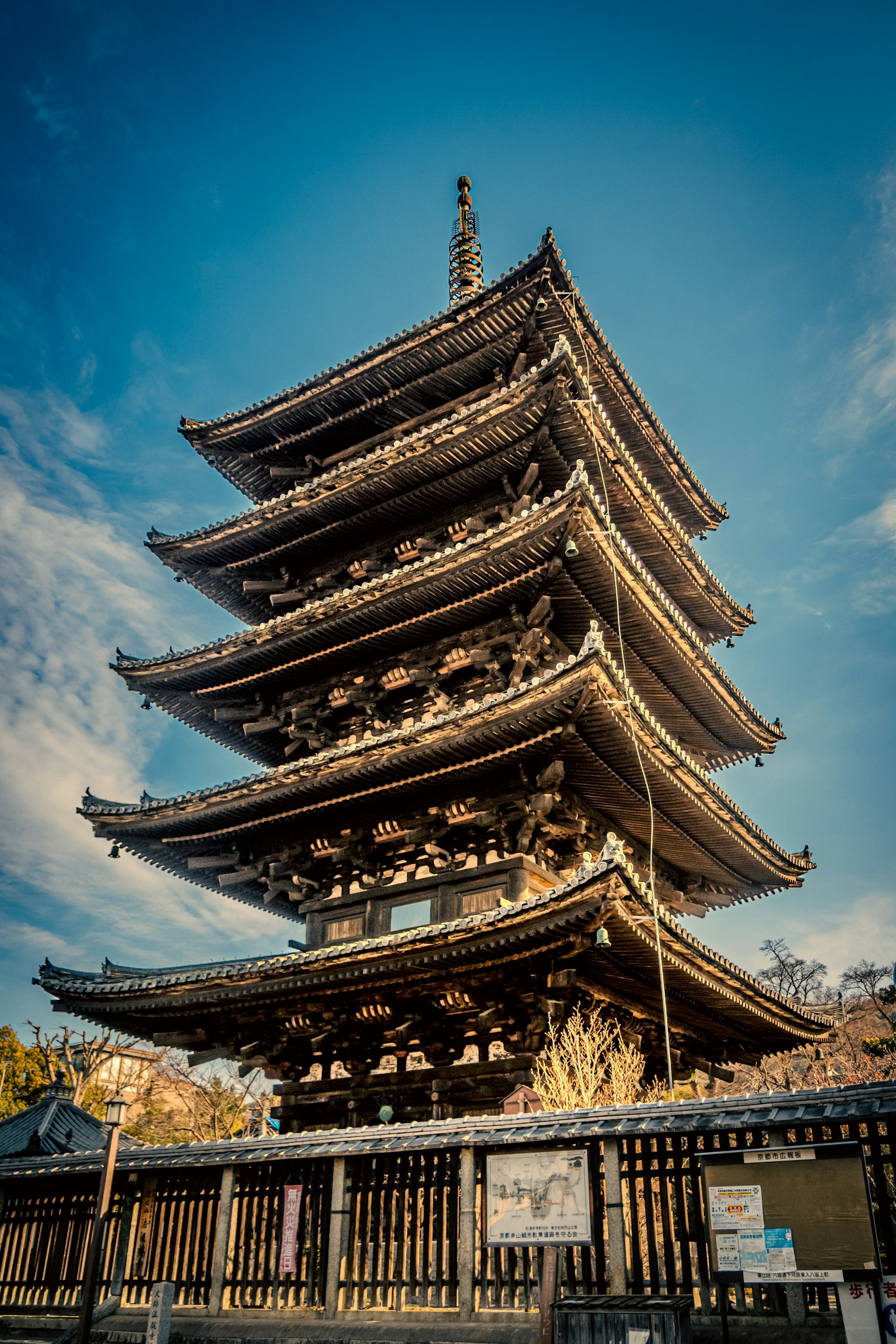 Schöne Struktur einer Pagode mit blauem Himmel im Hintergrund