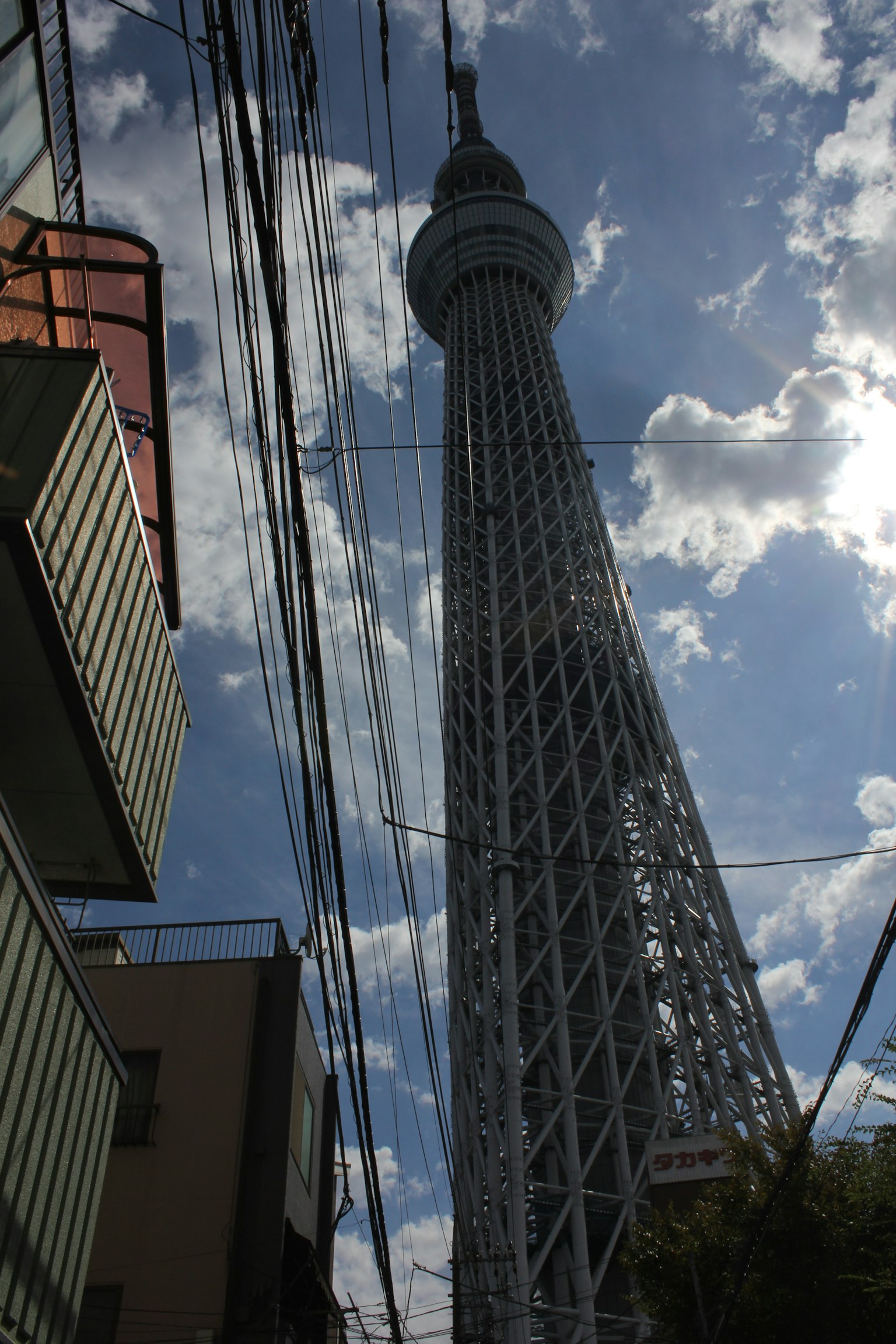 Vista de la Tokyo Skytree desde un ángulo bajo con cielo azul