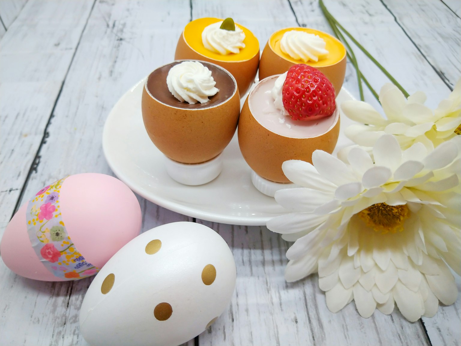 Món tráng miệng đầy màu sắc được phục vụ trên đĩa với một bông hoa