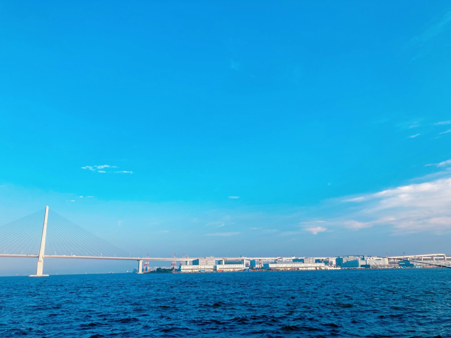 Küstenlinie und Gebäude unter einem blauen Himmel und Ozean