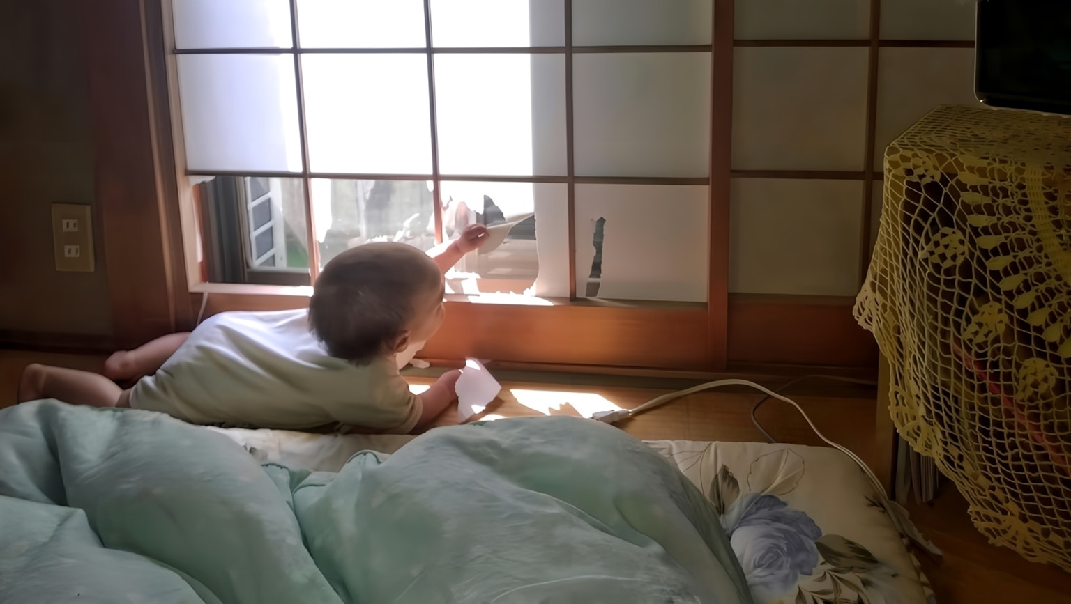 Bambino che raggiunge la finestra in una stanza tradizionale