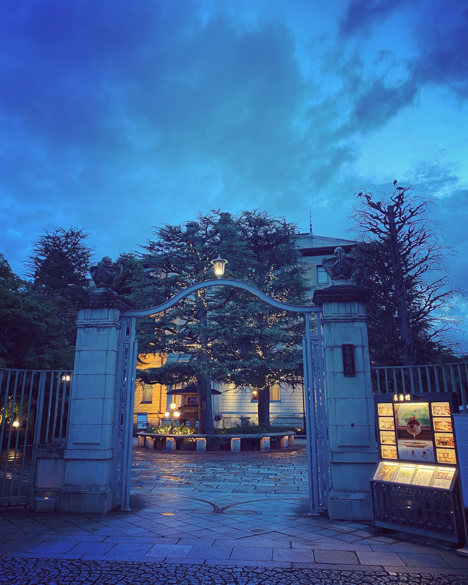 藍天下美麗的門和花園景象