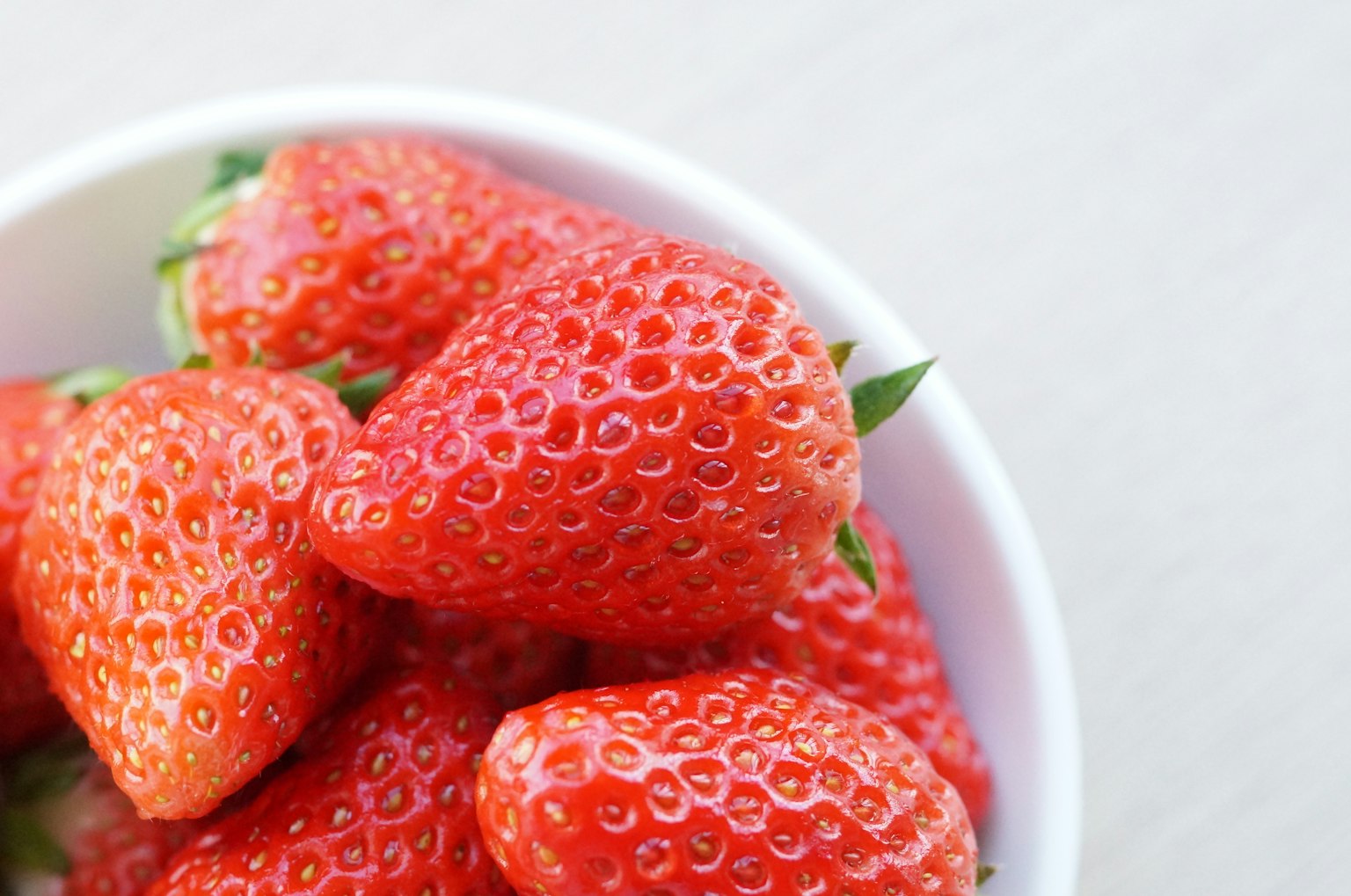 Gros plan de fraises fraîches dans un bol blanc