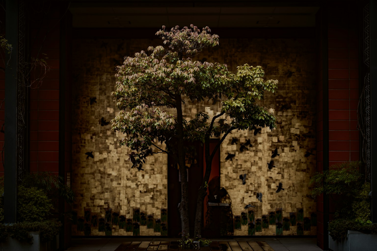 พื้นหลังตกแต่งสวยงามพร้อมต้นไม้ที่มีดอกไม้ด้านหน้า