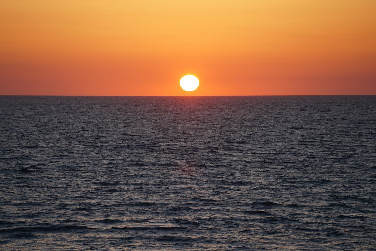 Hermoso atardecer sobre el océano