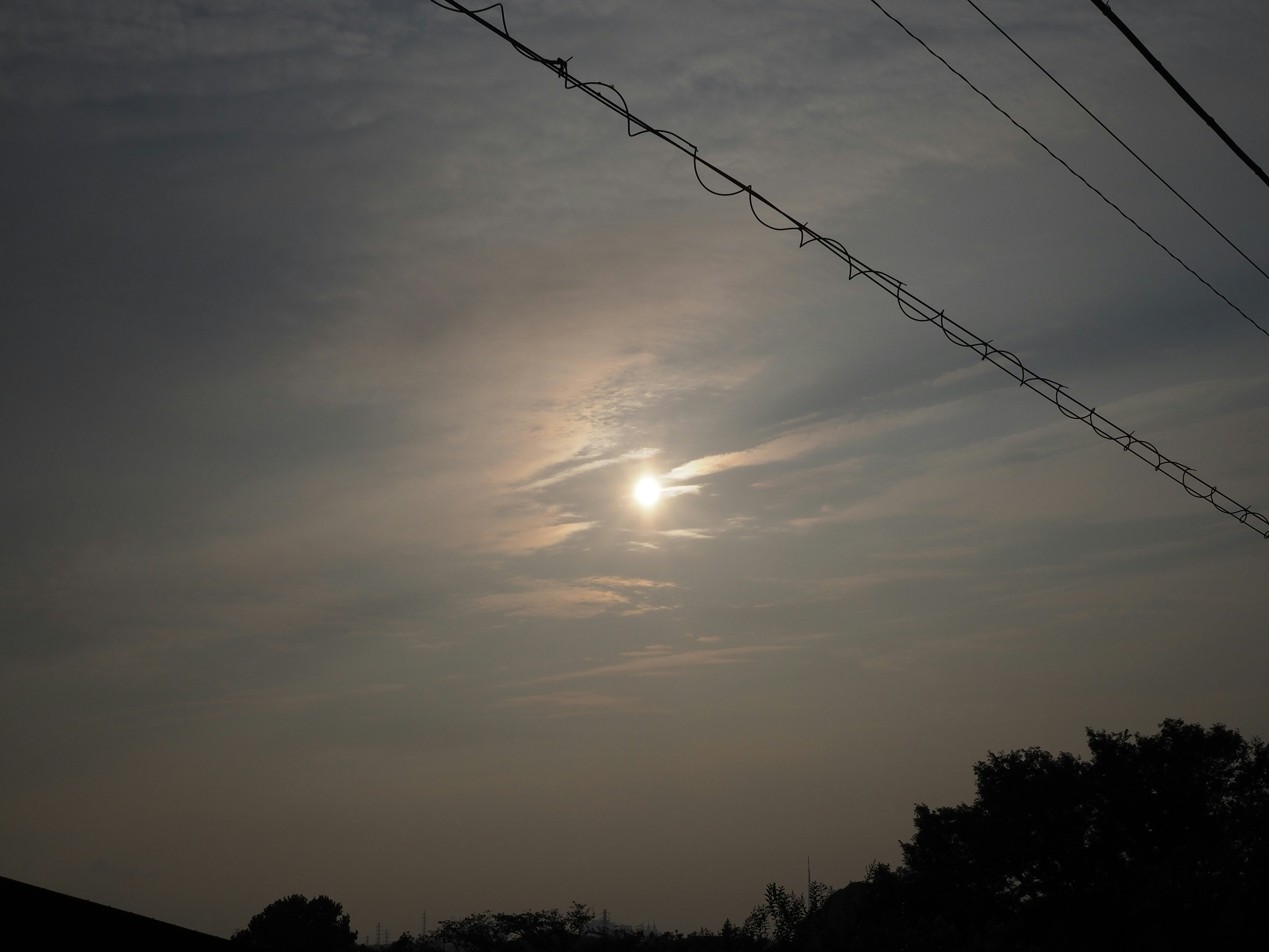 夕暮れの空に浮かぶ太陽と雲のグラデーション