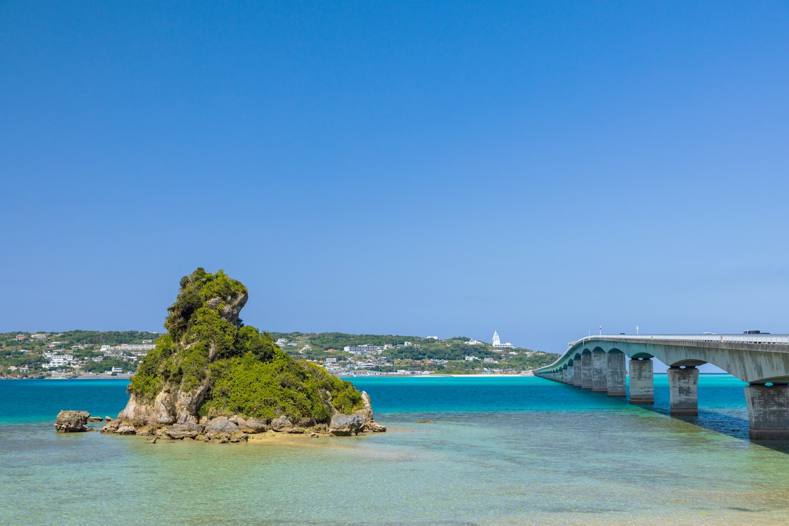 ทิวทัศน์ชายฝั่งที่สวยงามมีเกาะเล็กและสะพาน