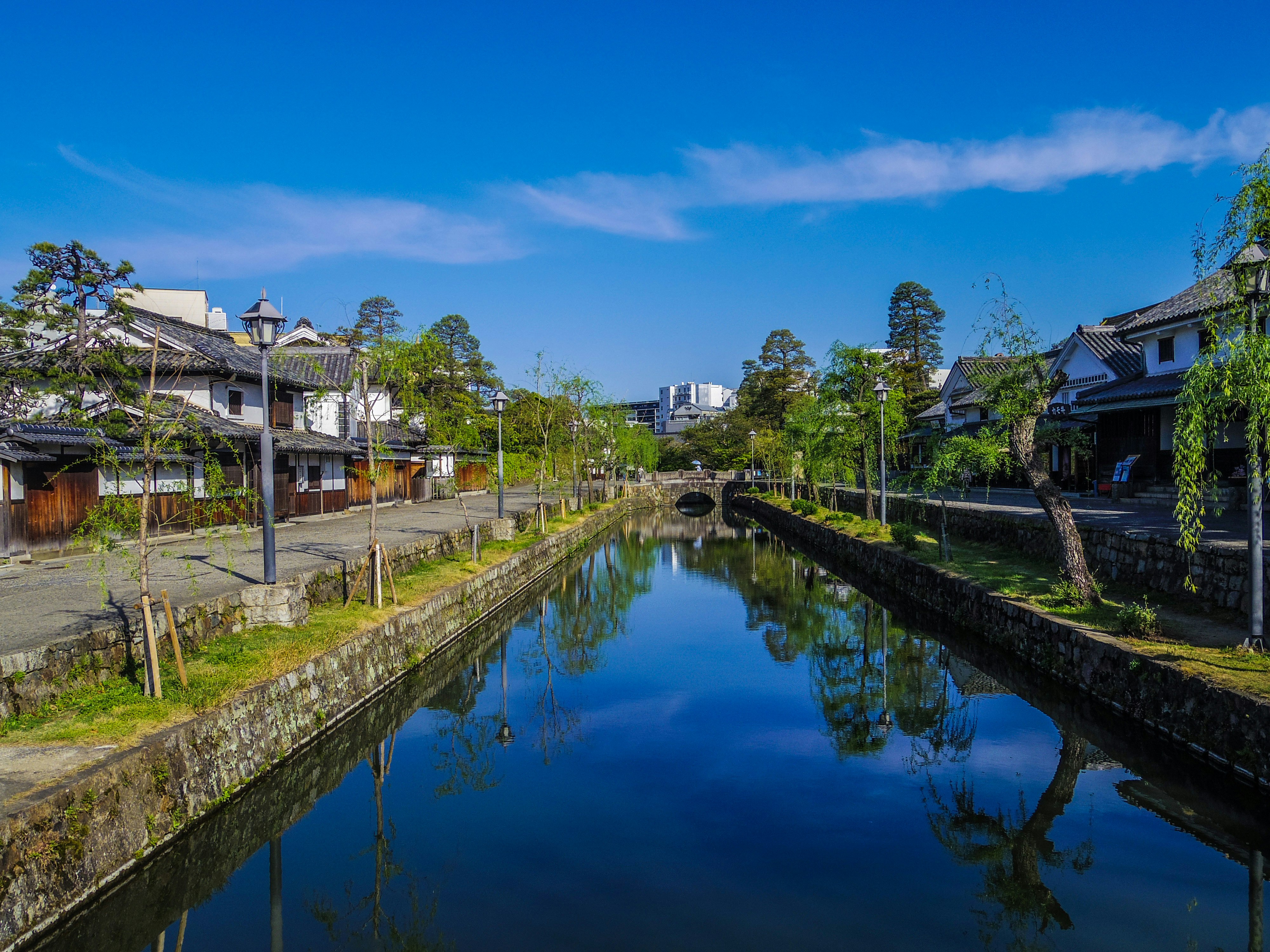 倉敷美観地区の水路沿いに並ぶ町家と石垣