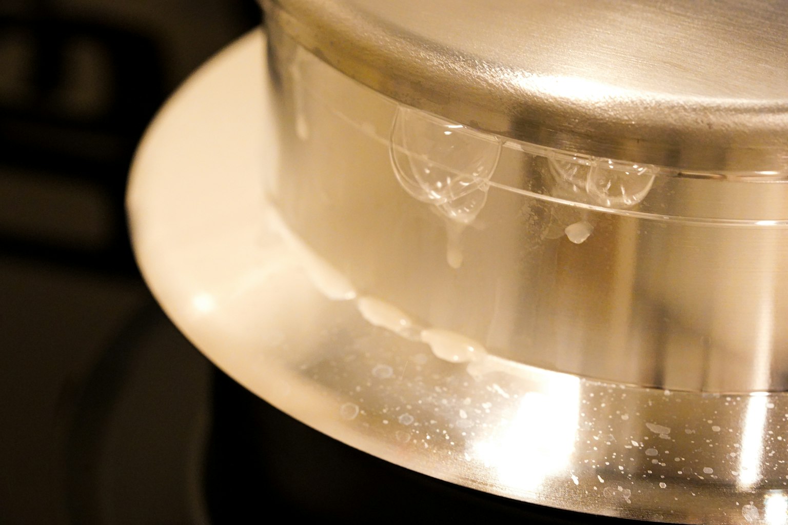 Silberner Topf mit Wassertropfen am Boden