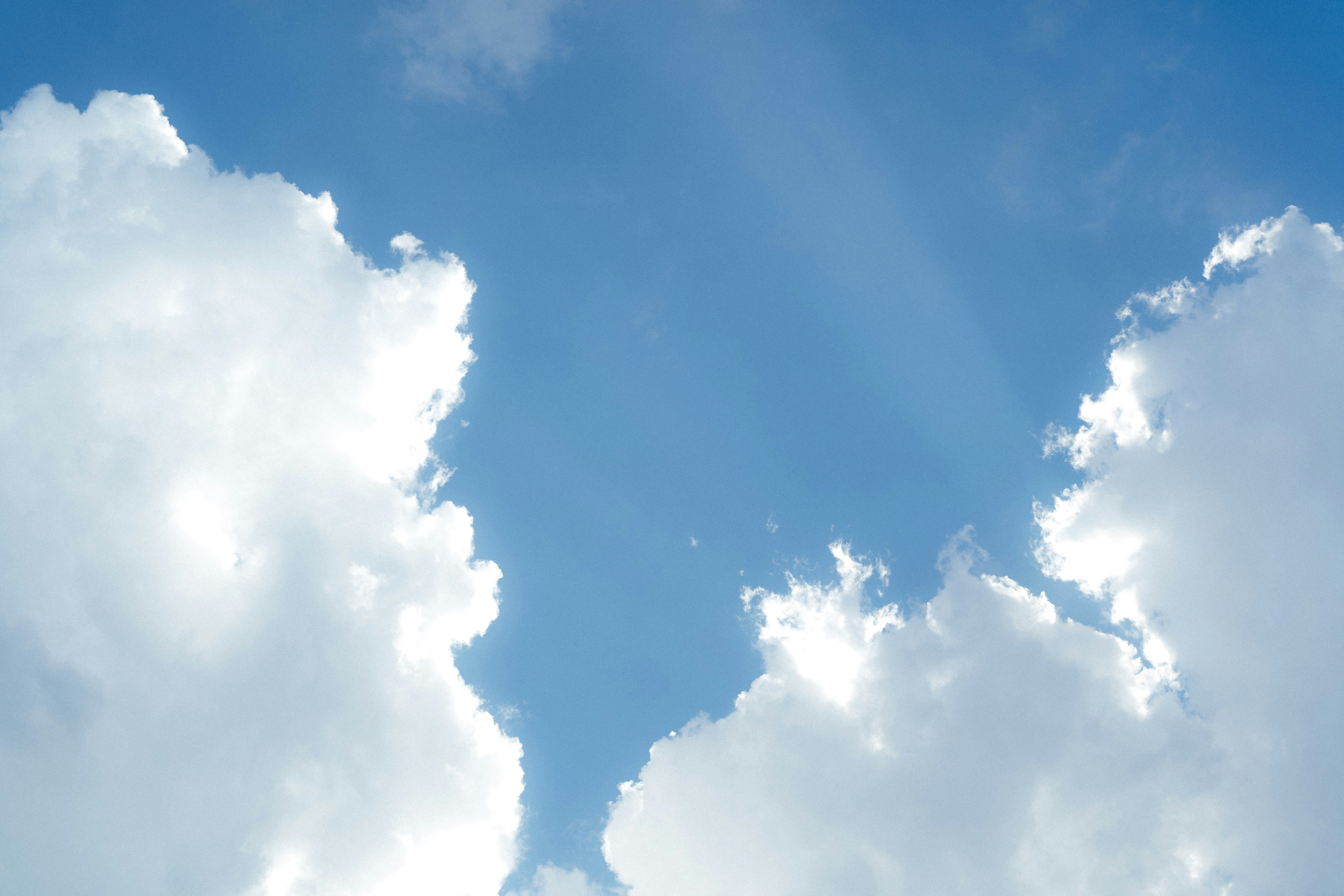 青空に浮かぶ大きな雲のある空