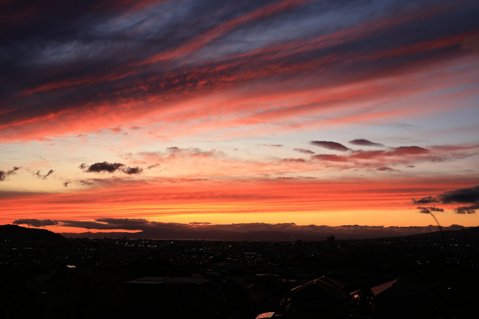 Ciel de coucher de soleil avec des nuages vibrants