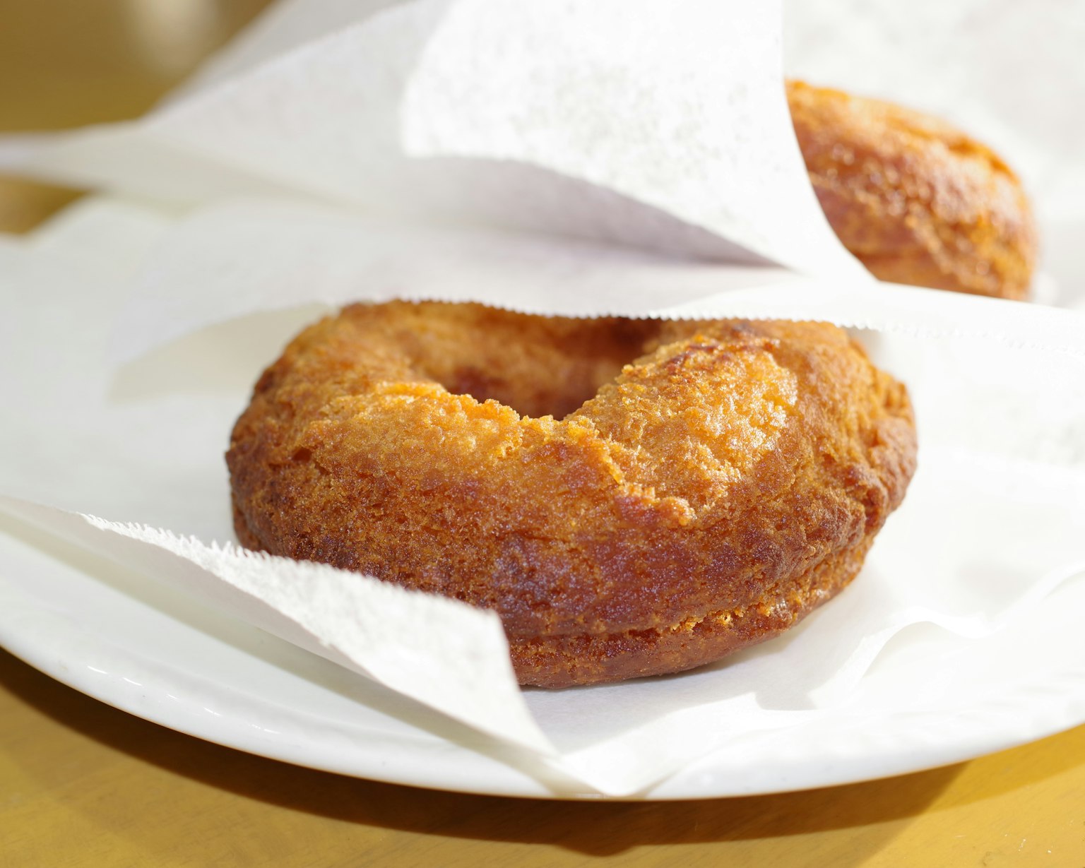 Donut frit sur une assiette avec des serviettes en papier