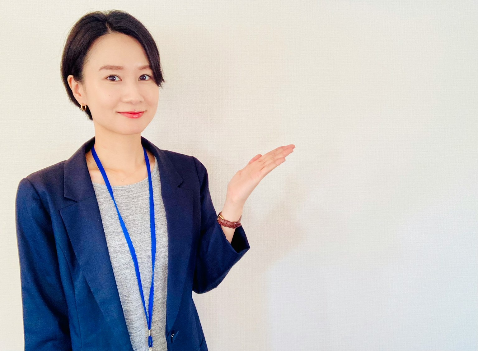 一位身着职业装的女性伸出手